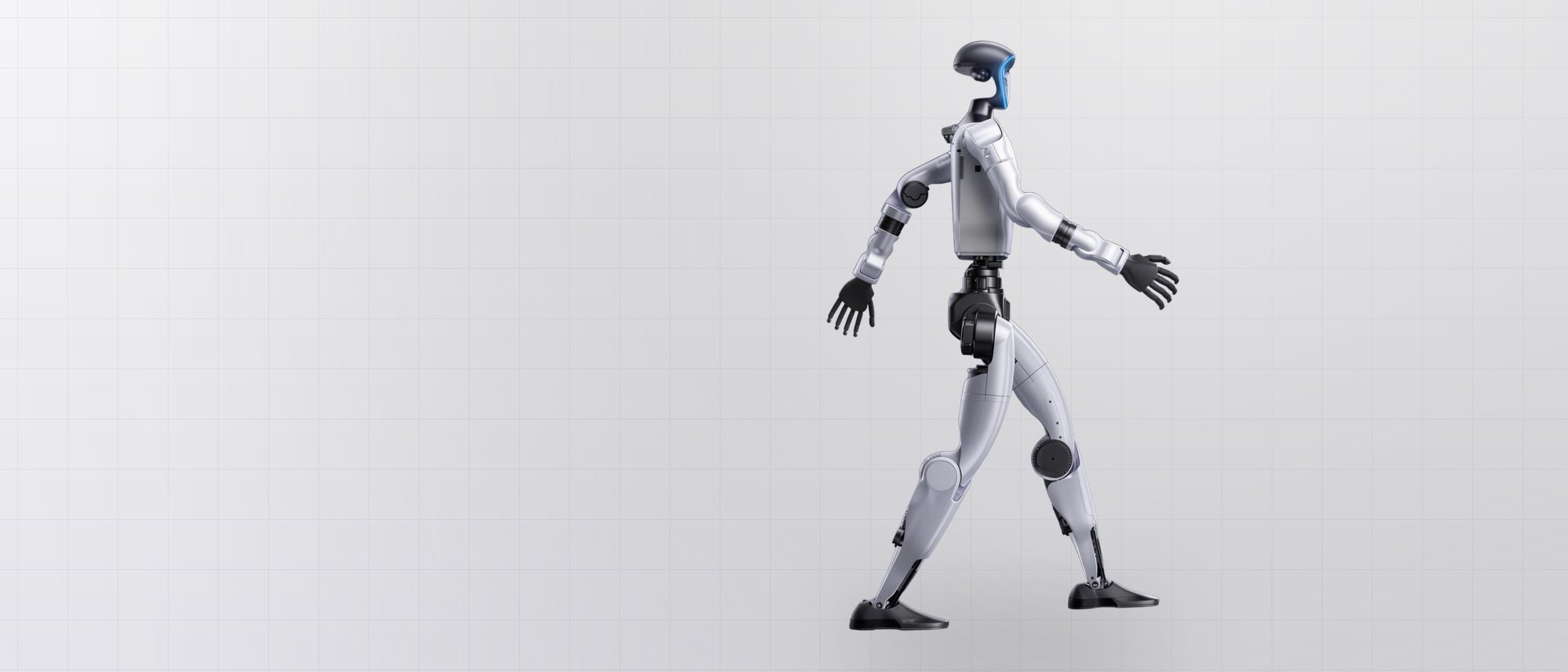 Humanoidní robot MONTARI předvádí pohyb na technologické akci, vedle něj stojí operátor
